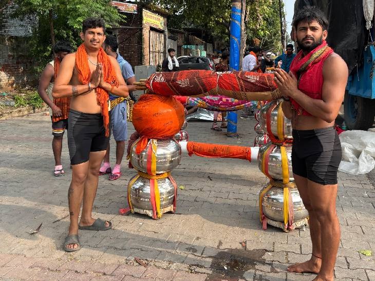 It is claimed that it is the world's heaviest Kanwar, which is coming on his shoulders.