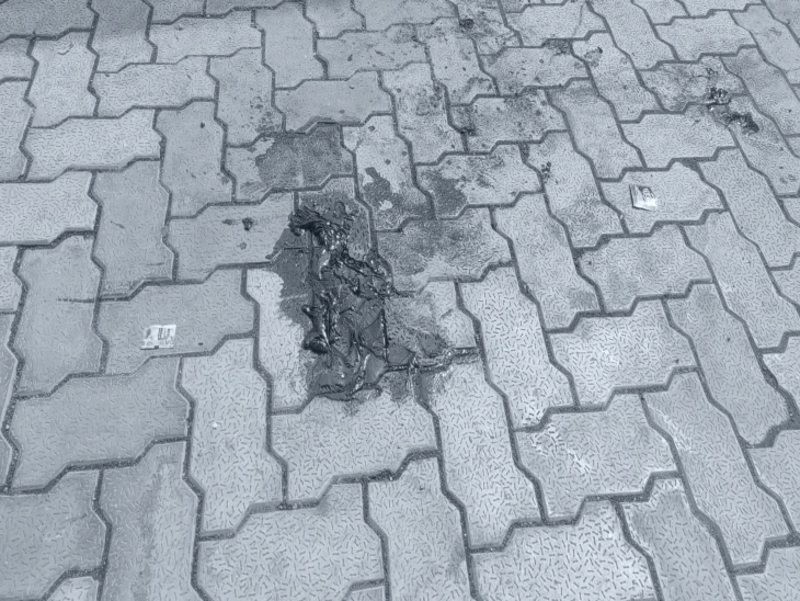 हमले के बाद घटना स्थल पर गिरा खून।