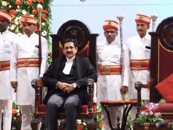 कार्यक्रम के दौरान मंच पर उपस्थित न्यायमूर्ति संजीव सचदेवा।