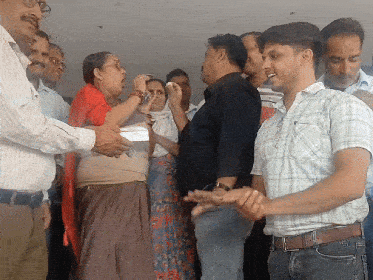 Sweets were distributed in the Municipal Corporation to get the award to Dewas.
