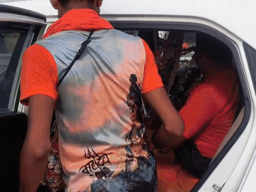 स्थानीय लोगों ने गाड़ी बुक कर खंडित कांवड़ को शिव भक्त अमित मीणा के साथियों के साथ हरिद्वार भेजा। जिससे वो दोबारा जल भरकर ला सकें।