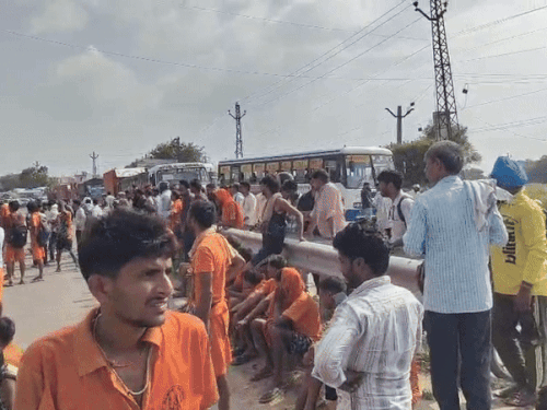 घटना के बाद घायल शिव भक्त के करीब 50 साथियों ने अलवर-भिवाड़ी मेगा हाईवे को जाम कर दिया।