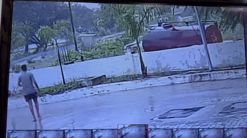 कार के गिरते ही लोग दौड़कर उसे देखने पहुंचे।