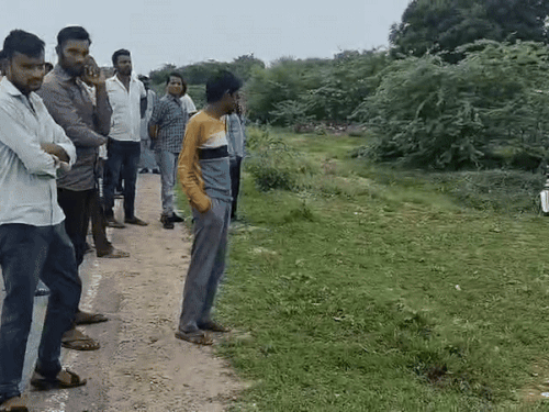 हादसे के बाद मौके पर मौजूद ग्रामीण।