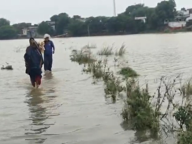 गंगा नदी का जलस्तर चेतावनी बिंदु को पार कर गया है।