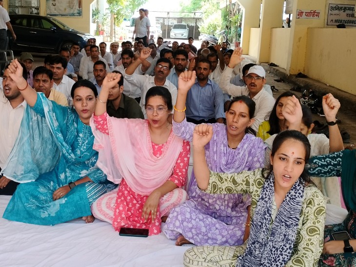 कोर्ट में नारेबाजी करते हुए कर्मचारी।
