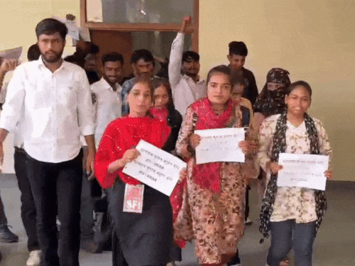 सीकर के आर्ट्स कॉलेज में भी छात्रसंघ चुनाव बहाल करने की मांग को लेकर SFI ने प्रदर्शन किया।