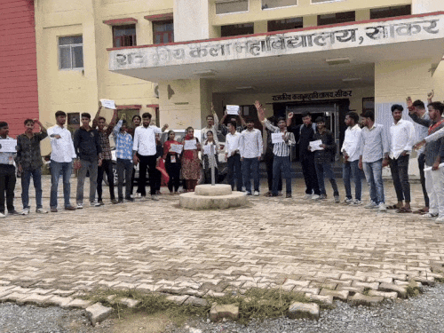 SFI ने आर्ट्स कॉलेज के बाहर नारेबाजी की।