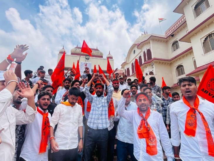 एबीवीपी ने शेखावाटी यूनिवर्सिटी में जोरदार प्रदर्शन किया।
