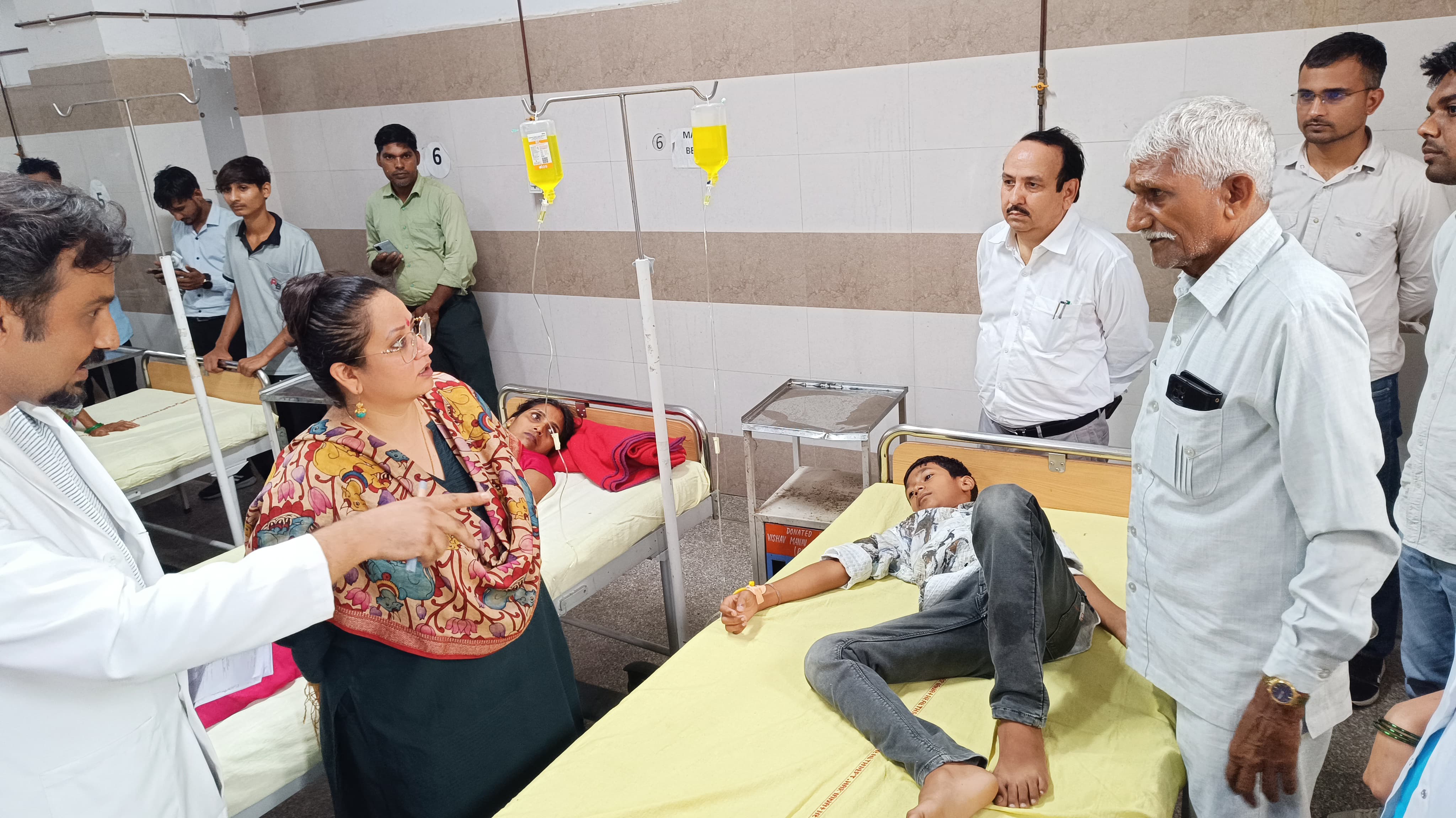 कनीना अस्पताल में मरीजों का हाल चाल जानती स्वास्थ्य मंत्री आरती राव