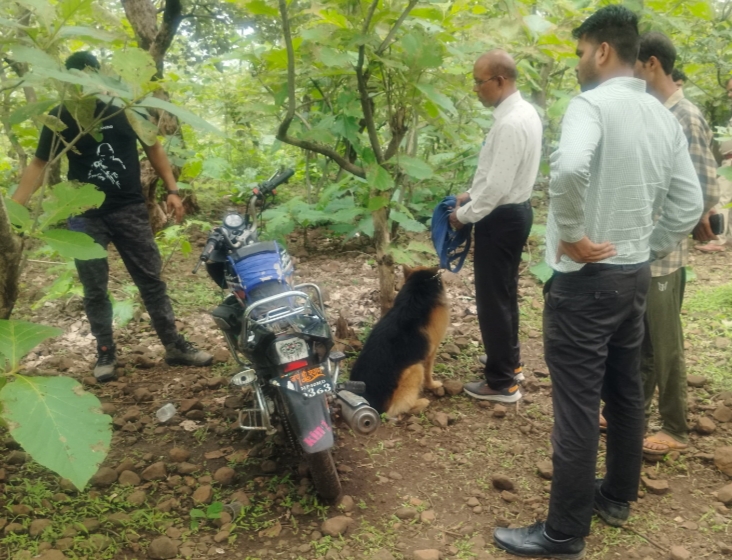 मौके पर डॉग स्क्वॉड को ले जाकर जांच की गई थी।