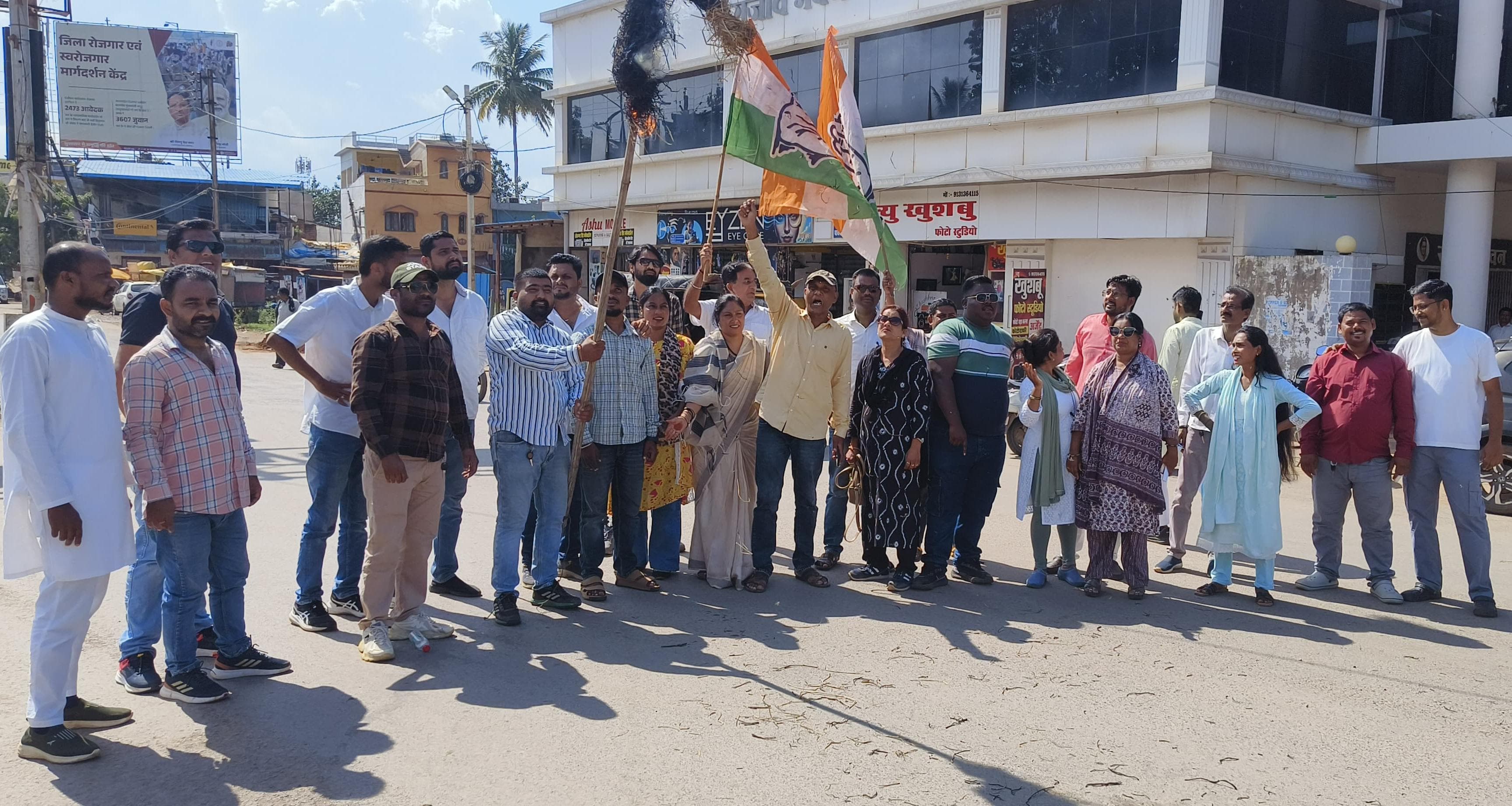 ED का भी पुतला दहन किया गया है।