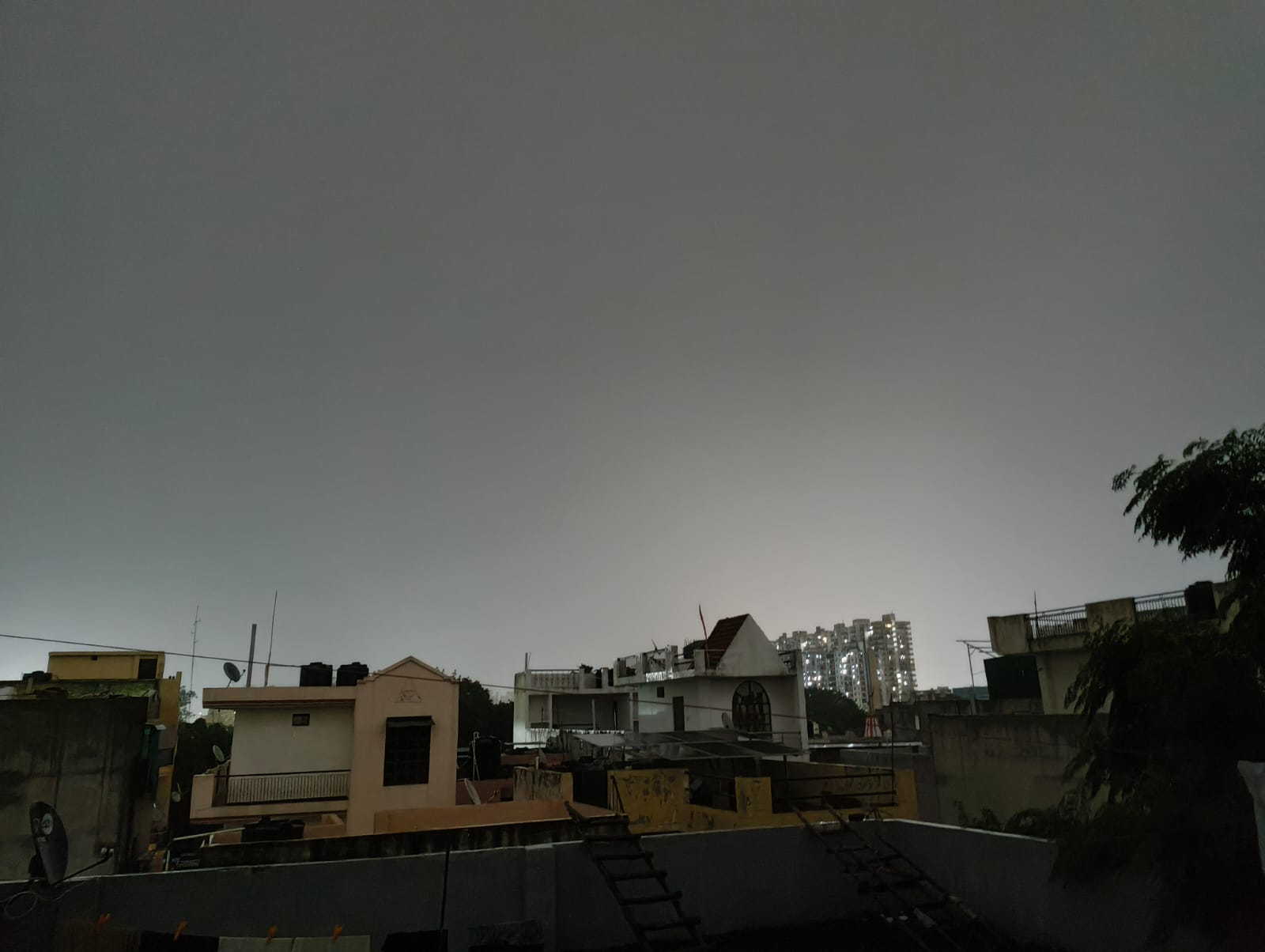 रात में आसमान में बादल छाए रहे।