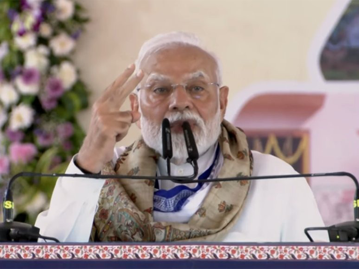 मोतिहारी में भाषण के दौरान प्रधानमंत्री मोदी ने मुख्यमंत्री नीतीश कुमार को अपना मित्र बताया।