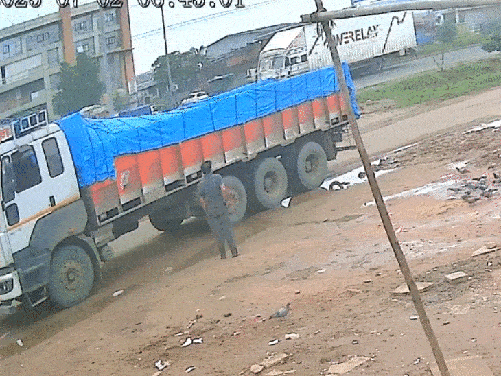 ट्रक के स्टार्ट होते ही उसके पास बढ़ा और नीचे लेट गया।