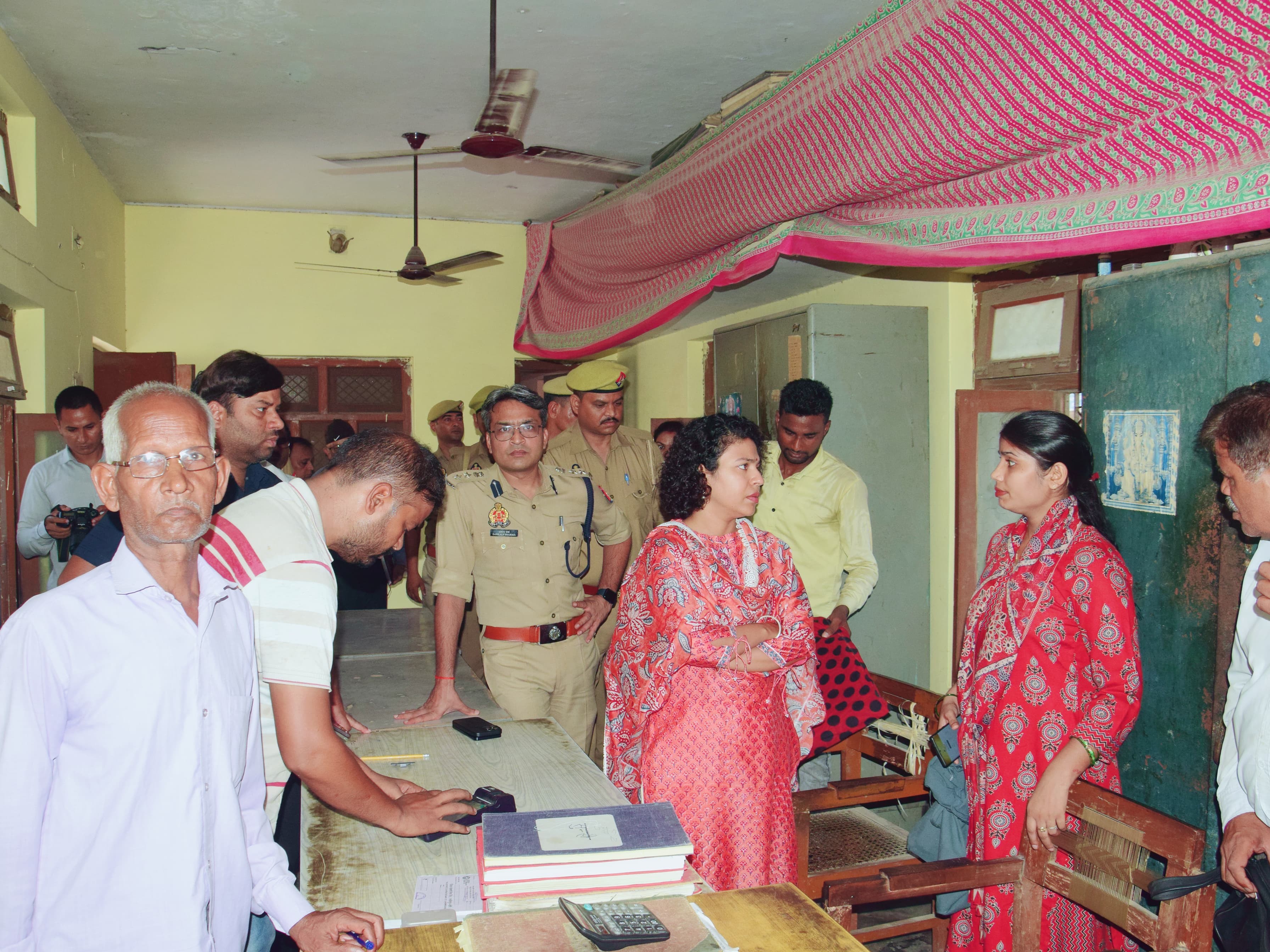 डीएम ने खाद वितरण केंद्र का निरीक्षण किया।