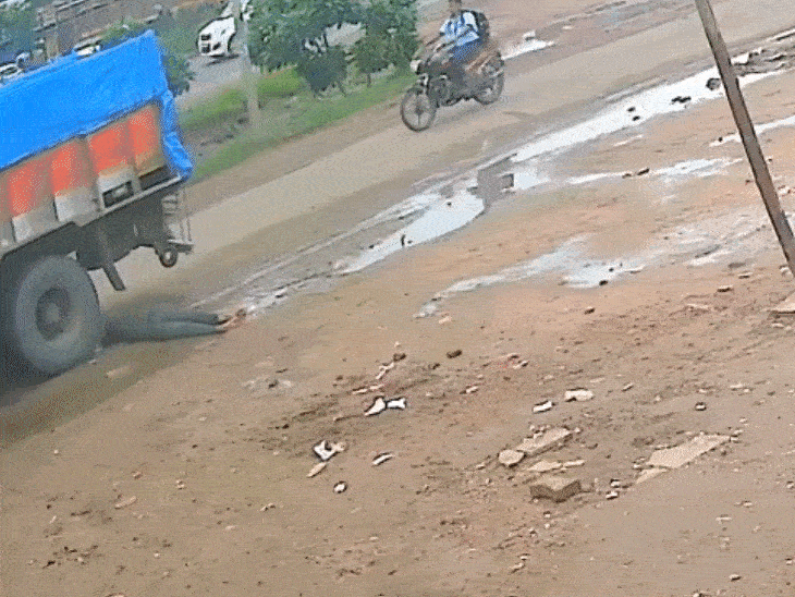 ट्रक के कुचलने से युवक की तीन-चार सेकेंड्स में ही मौत हो गई थी।