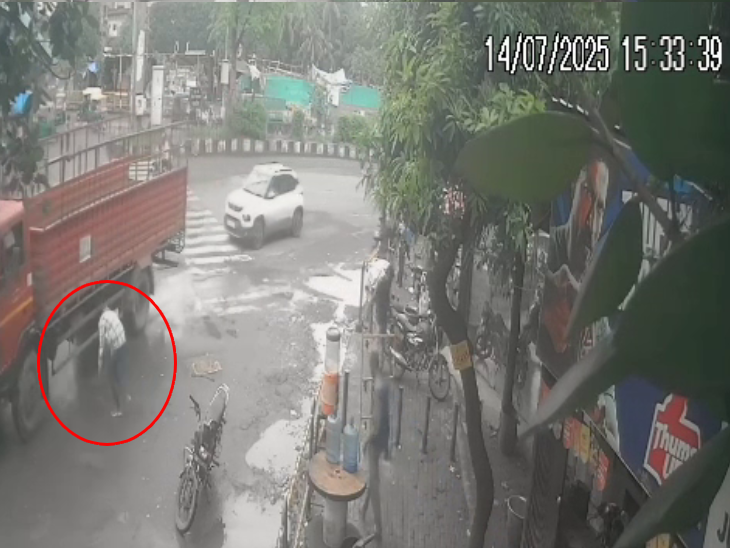 ट्रक के करीब आते ही उसके नीचे लेट गया।