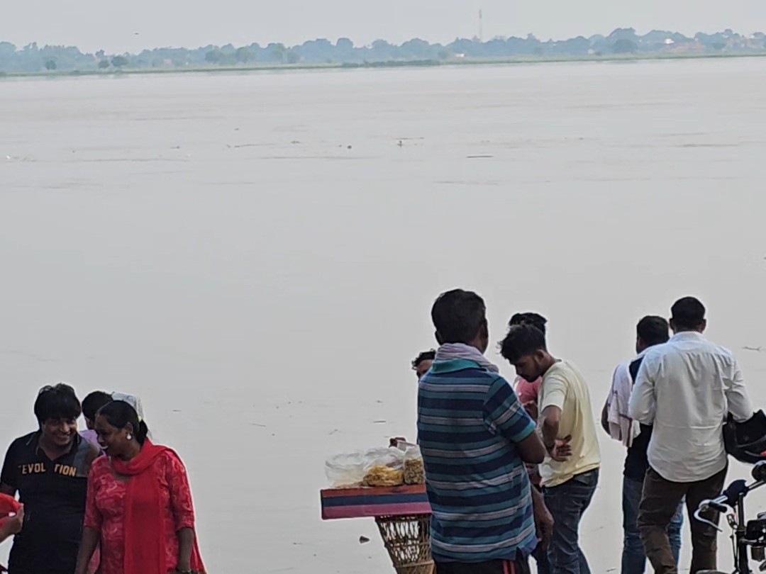 गंगा नदी का जलस्तर चेतावनी बिंदु को पार कर गया है।