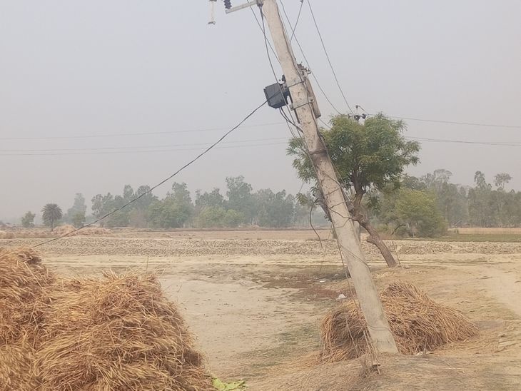 A tilted electric pole in Kadipur poses a danger | कादीपुर में झुका ...