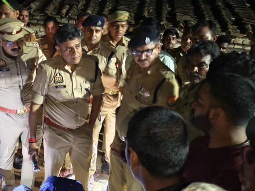 After the accident, the family members demonstrated by keeping the dead body. After this SP Dr. Kaustubh and Co Ajit Singh Chauhan reached the spot. He had pacified the family by explaining it.