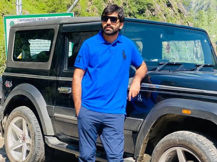 गाड़ी के साथ फोटो खिंचवाते हुए राजवीर सिंह उर्फ रवि।