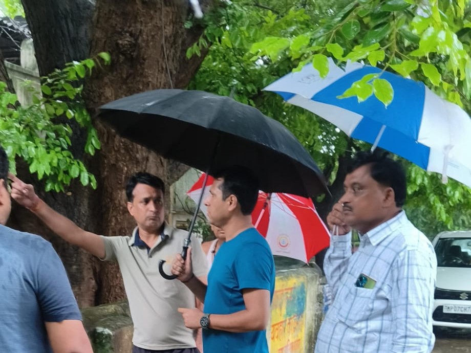 कलेक्टर स्वप्निल वानखेड़े ने सिविल लाइन रोड स्थित सरकारी क्वार्टर्स में जलभराव का जायजा लिया।