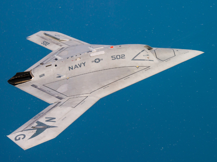 यह अमेरिका का स्टील्थ ड्रोन X-47B की तस्वीर है। यह नेवी के युद्धपोत से उड़ान भरने और उतरने में सक्षम है।
