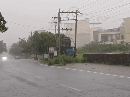 अजमेर में शुक्रवार सुबह 5 बजे से तेज बरसात हो रही है। इस कारण कई इलाकों में पानी भर गया है। जिला कलेक्टर लोकबंधु ने स्कूलों में छुट्‌टी की घोषणा की है।