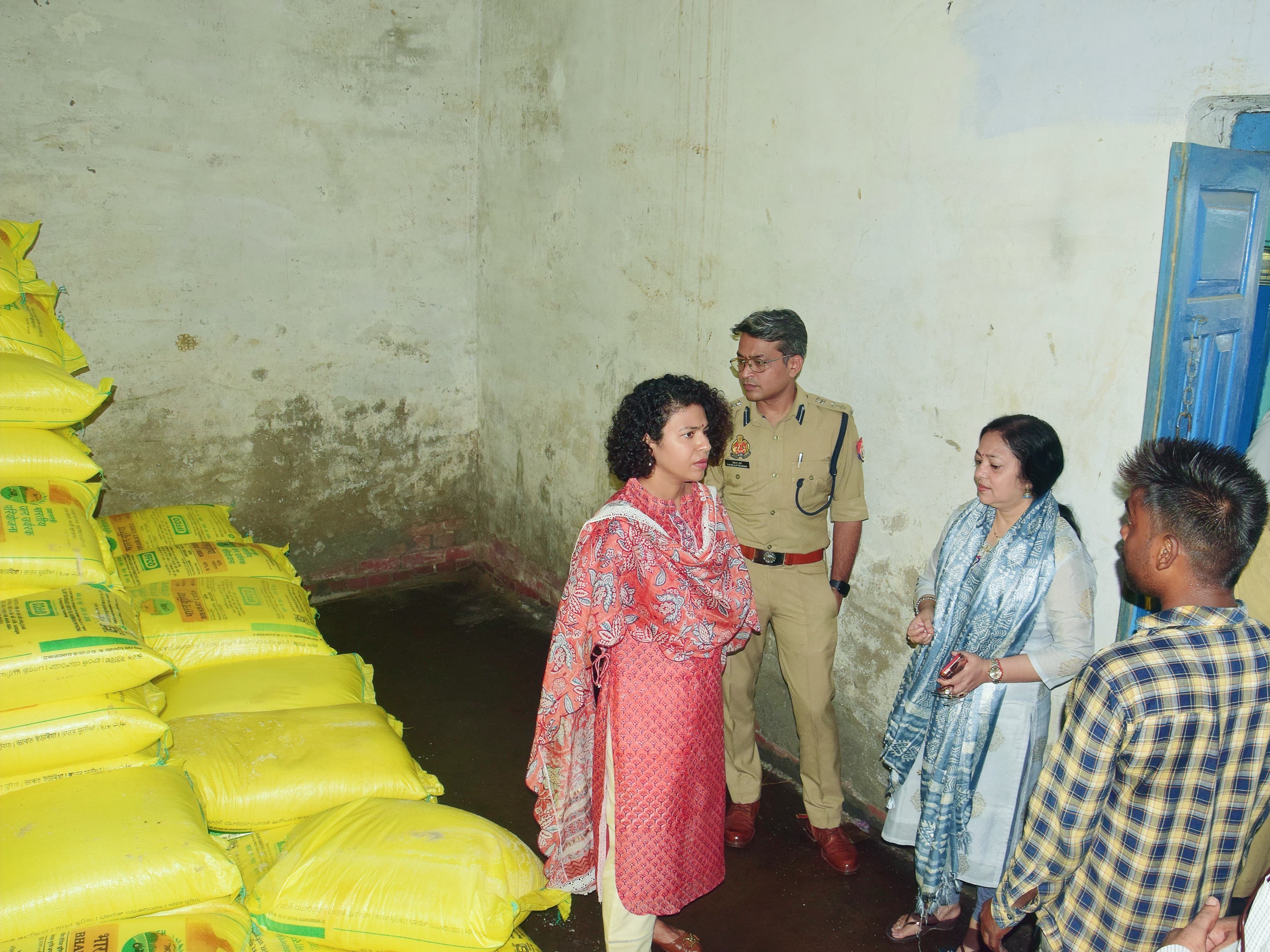 डीएम ने खाद वितरण केंद्र का निरीक्षण किया।