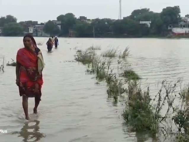 गंगा नदी का जलस्तर चेतावनी बिंदु को पार कर गया है। - Dainik Bhaskar