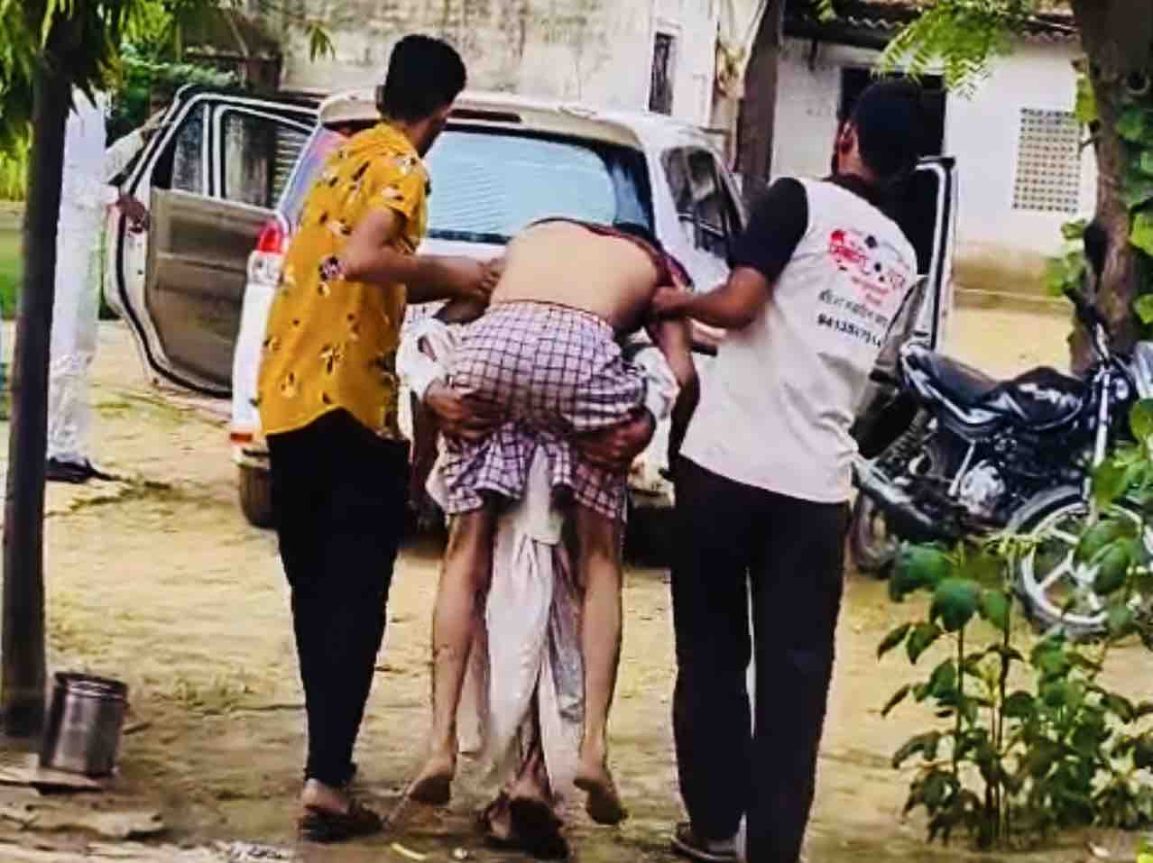 हमले में रामदेव गंभीर रूप से घायल हो गए।