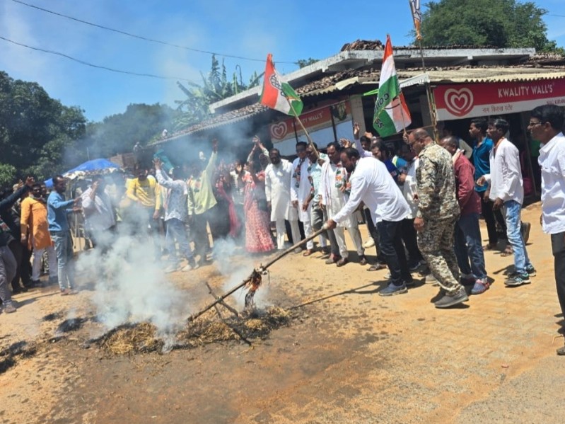 कांग्रेस ने ईडी का पुतला दहन कर विरोध जताया है।