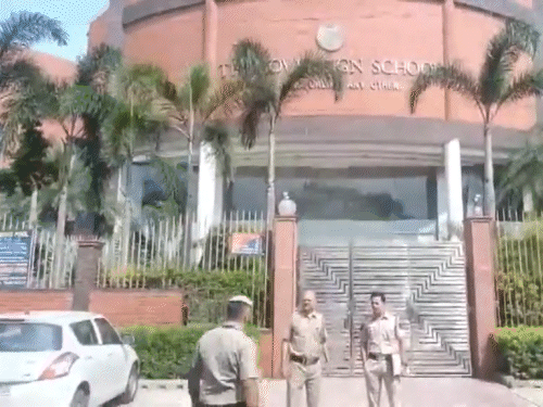 18 जुलाई को बम धमकी के बाद रोहिणी में दिल्ली के एक स्कूल के बाहर पुलिस तैनात की गई।