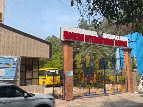 18 जुलाई दिल्ली के ज्यादातर स्कूलों के बाहर पुलिस और बम निरोधक दस्ता की गाड़ियां भेजी गईं।
