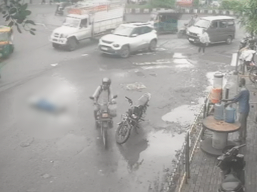 ट्रक के कुचलने से नीलेश की मौके पर ही मौत हो गई।