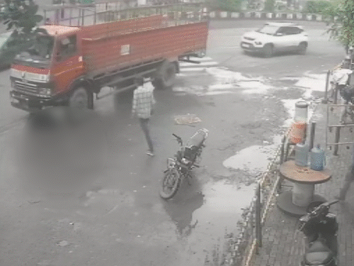 ट्रक के आते ही उसके नीचे कूद गया।
