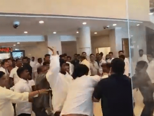 महाराष्ट्र विधानसभा की लॉबी में भाजपा विधायक गोपीचंद पडलकर और NCP (SP) विधायक जितेंद्र आव्हाड के समर्थकों के बीच झड़प हुई थी। - Dainik Bhaskar