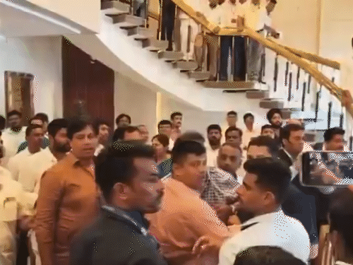 हाथापाई के बाद भी लॉबी में समर्थक एक-दूसरे को गाली-गलौज करते रहे।