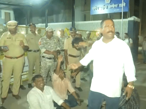 (NCP) शरद गुट के समर्थकों ने गुरुवार रात मरीन ड्राइव पुलिस स्टेशन के बाहर प्रदर्शन किया।