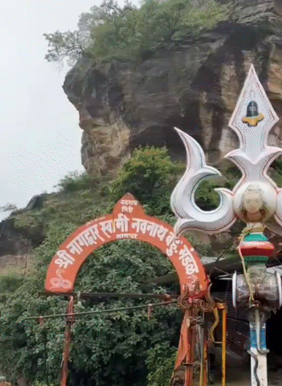 नागद्वारी यात्रा के बाद श्री नागद्वार स्वामी मंदिर पहुंचते हैं श्रद्धालु।