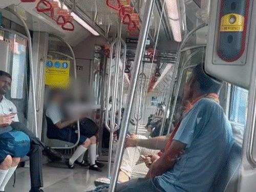 नीले रंग की टीशर्ट में आरोपी है। मेट्रो प्रशासन उसकी तलाश कर रहा है। - Dainik Bhaskar