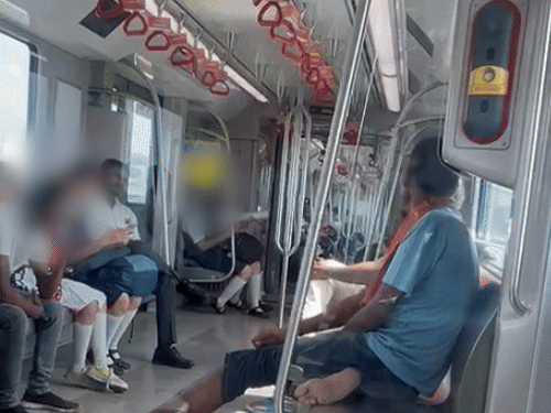 नशे में धुत युवक ने छात्राओं को गंदे इशारे किए। विरोध करने पर अन्य यात्रियों से भी अभद्रता की।