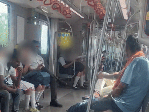 नशे में धुत युवक की हरकत वीडियो में कैद हो गई है।