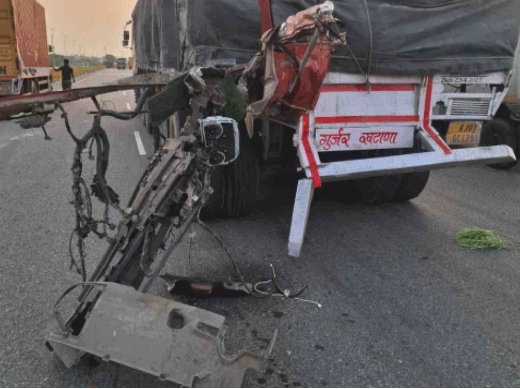 Truck collided with a parked trailer in Prayagraj