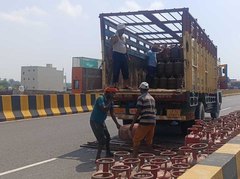 A truck loaded with gas cylinders overturned in Prayagraj | प्रयागराज ...