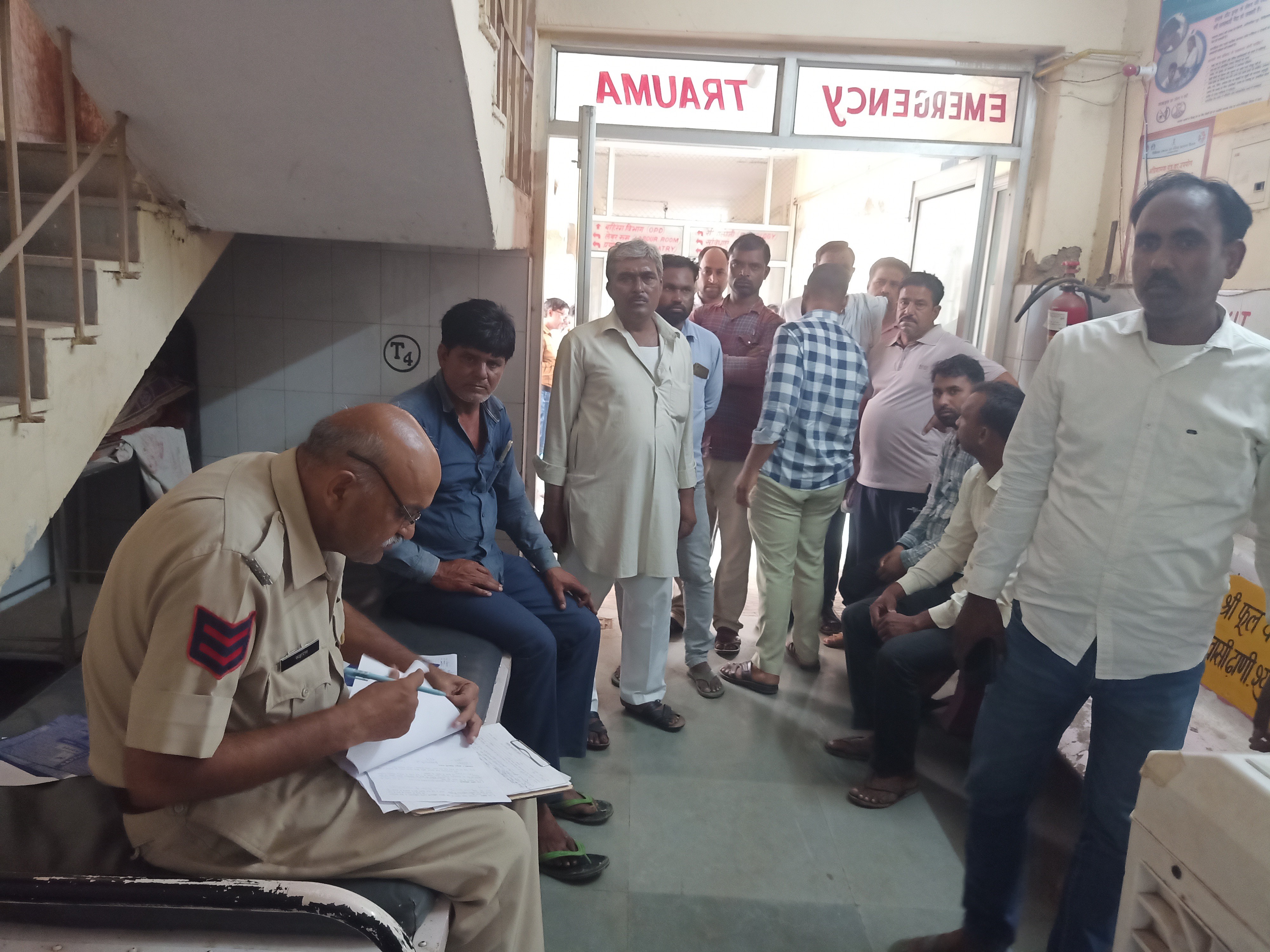 श्रीमाधोपुर के बाइपास पर विजयपुरा चौराहे पर अज्ञात वाहन ने बाइक को टक्कर मार दी। जिससे बाइक सवार व्यक्ति की मौत हो गई।