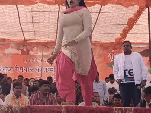सपना शर्मा 16 साल की उम्र से डांसिंग कर रही हैं। यह फोटो उनकी 2023 में यूट्यूब पर पोस्ट स्टेज डांस के वीडियो से ली गई है। - Dainik Bhaskar