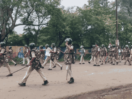 हरदा में पुलिस ने करणी सेना के कार्यकर्ताओं पर लाठीचार्ज किया था।