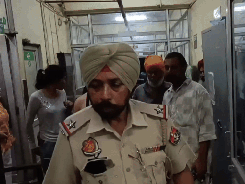 पुलिस तीनों आरोपियों का मैडिकल करवाने सिविल अस्पताल पहुंची। - Dainik Bhaskar